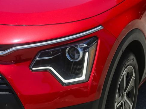 Certified 2025 Kia Niro EX FWD image 6