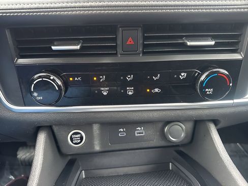 Used 2023 Nissan Rogue S image 17