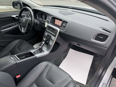 Used 2018 Volvo S60 T5 Inscription image 19