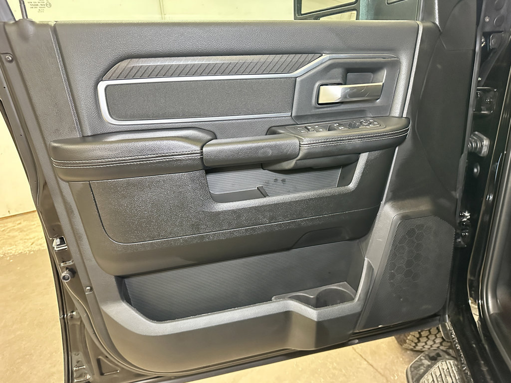 New 2026 RAM 3500 Big Horn AWD/4WD image 17