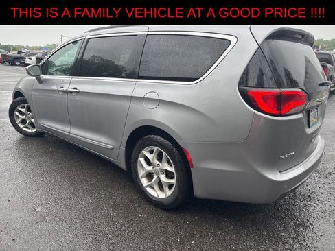Used 2017 Chrysler Pacifica Touring-L w/ Tire & Wheel Group FWD image 3