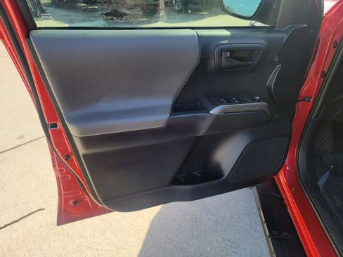 Used 2018 Toyota Tacoma SR5 AWD/4WD image 10