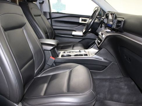 Used 2023 Ford Explorer XLT w/ Equipment Group 202A AWD/4WD image 29