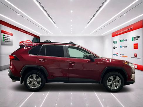 Used 2022 Toyota RAV4 LE AWD/4WD image 8