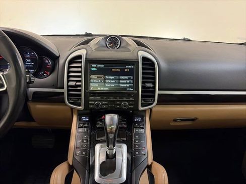 Used 2016 Porsche Cayenne w/ Premium Package image 30