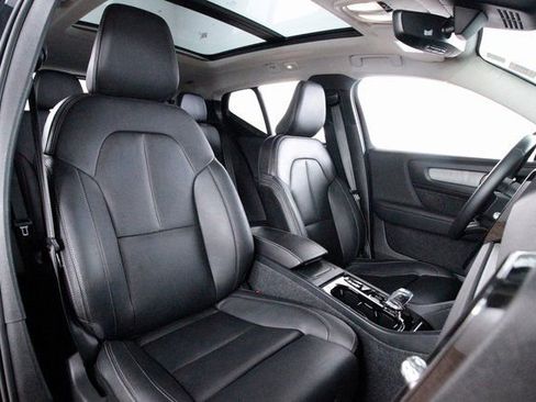 Certified 2025 Volvo XC40 B5 Plus image 22