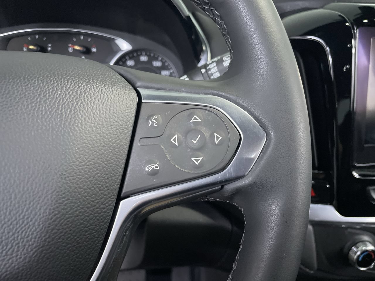 Used 2023 Chevrolet Traverse LT w/ Midnight/Sport Edition AWD/4WD image 29