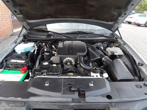 Used 2006 Lincoln Town Car Signature Limited image 24