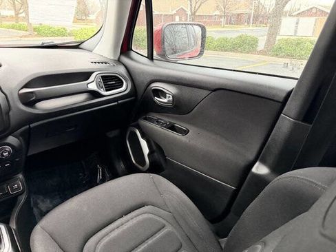 Used 2018 Jeep Renegade Latitude image 19