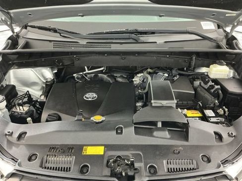 Used 2017 Toyota Highlander Plus AWD/4WD image 32