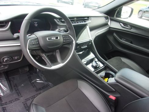 Used 2024 Jeep Grand Cherokee L Altitude AWD/4WD image 8