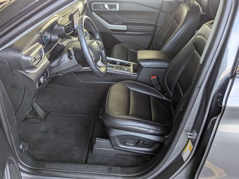 Certified 2022 Ford Explorer XLT w/ Equipment Group 202A image 4