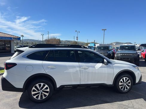 Used 2022 Subaru Outback Premium image 4