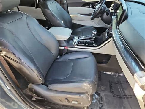 Used 2022 Kia Carnival SX Prestige image 24