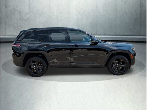 Used 2024 Jeep Grand Cherokee Altitude AWD/4WD image 8