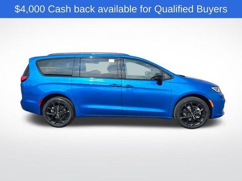 New 2026 Chrysler Pacifica Limited w/ Uconnect Theater Family Group image 2