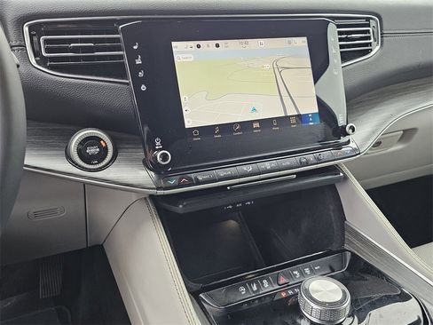 Used 2024 Jeep Wagoneer L Series II image 9