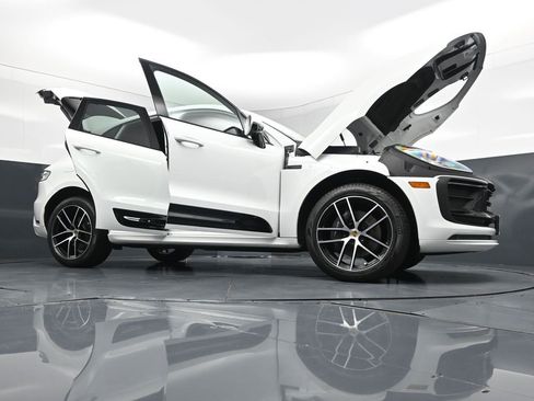 Used 2025 Porsche Macan AWD/4WD image 33