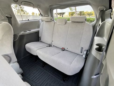 Used 2012 Toyota Sienna LE w/ Towing Pkg FWD image 12