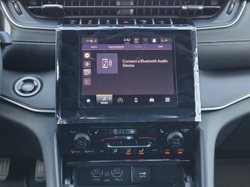 New 2025 Jeep Grand Cherokee L Altitude image 15