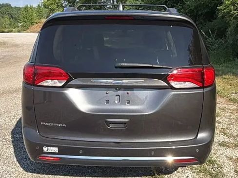 Used 2018 Chrysler Pacifica Touring-L w/ Tire & Wheel Group FWD image 7