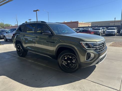 Used 2024 Volkswagen Atlas Peak Edition SE image 5