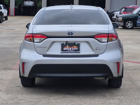 Certified 2025 Toyota Corolla LE FWD image 5
