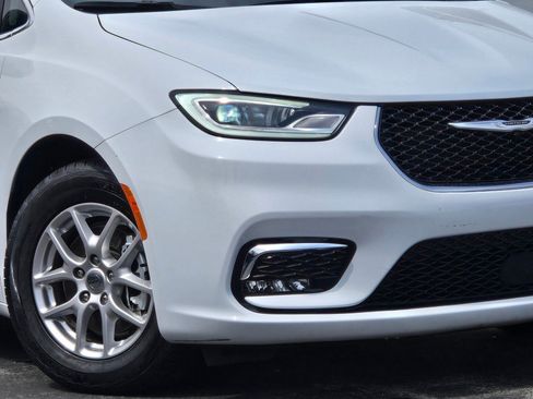 Used 2024 Chrysler Pacifica Touring-L FWD image 3