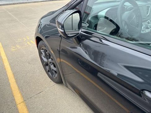 Used 2025 Chrysler Pacifica Limited image 42