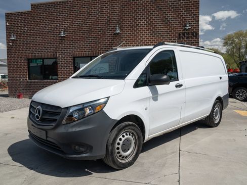 Used 2022 Mercedes-Benz Metris image 1