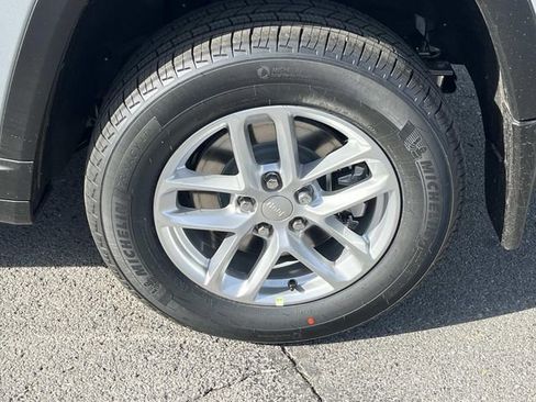 New 2025 Jeep Grand Cherokee L Laredo image 11