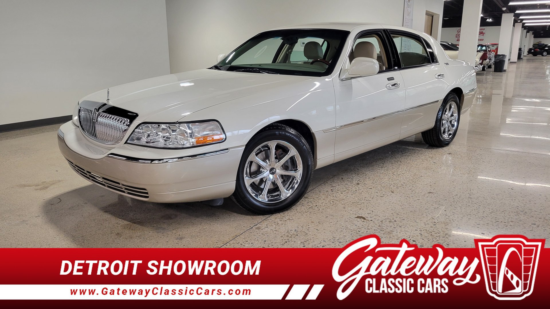 Used 2005 Lincoln Town Car Signature Limited RWD image 1