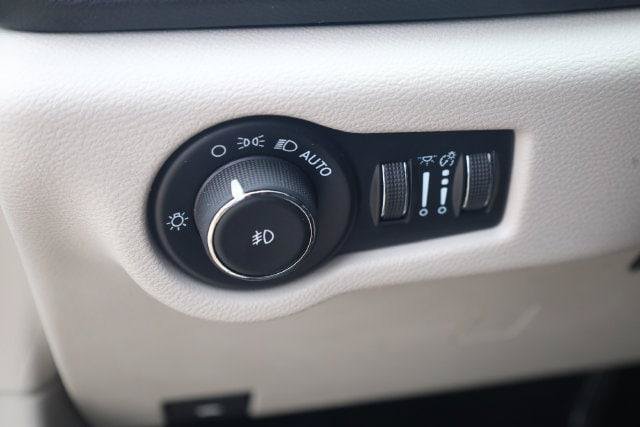 Certified 2024 Chrysler Pacifica Touring-L FWD image 12