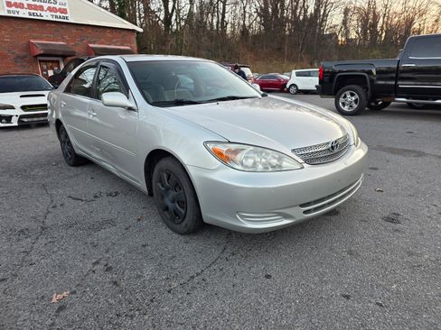 Used 2004 Toyota Camry XLE image 3