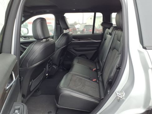 New 2026 Jeep Grand Cherokee Altitude image 8