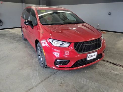 New 2025 Chrysler Pacifica Select w/ Fav Edition Package image 5