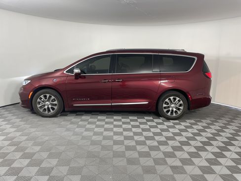 Used 2021 Chrysler Pacifica Pinnacle FWD image 2