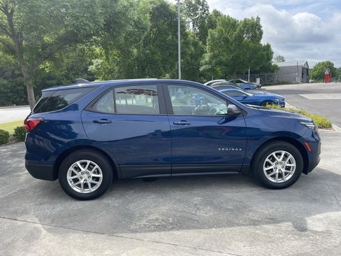 Used 2022 Chevrolet Equinox LS FWD image 4