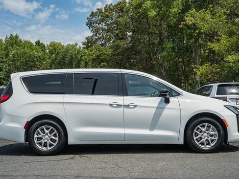 New 2027 Chrysler Pacifica Select FWD image 6