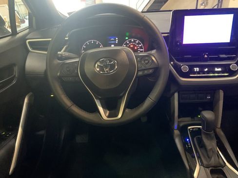 Used 2025 Toyota Corolla Cross AWD Hybrid w/ Moonroof Package image 17