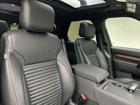Certified 2025 Land Rover Discovery S AWD/4WD image 18
