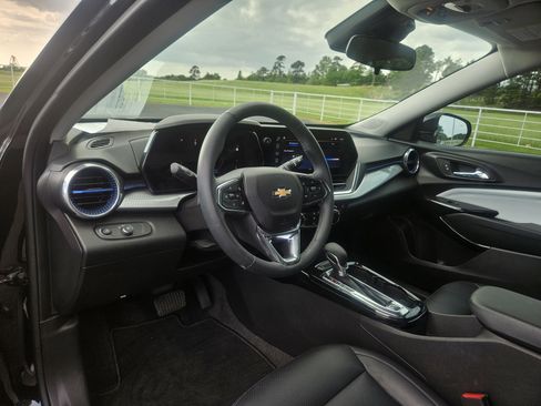 Used 2025 Chevrolet Trax LT w/ Driver Confidence Package FWD image 25