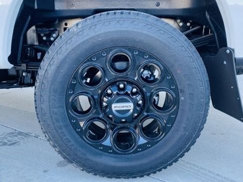 New 2026 Ford F350 Lariat w/ Black Appearance Package image 9