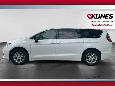 Used 2024 Chrysler Pacifica Touring-L FWD image 6