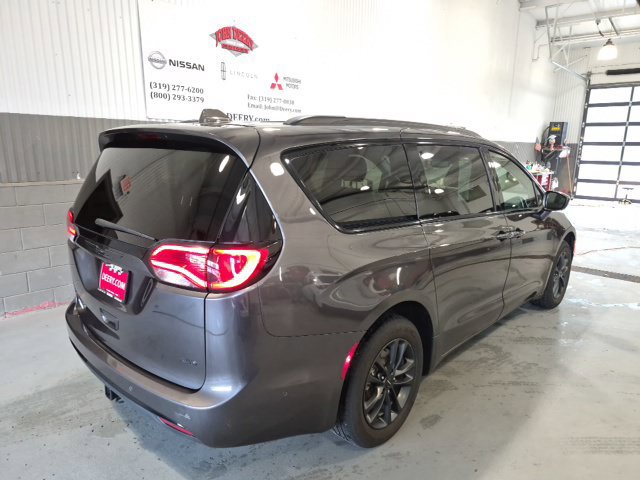 Used 2020 Chrysler Pacifica Touring-L AWD/4WD image 3