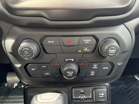 Used 2023 Jeep Renegade Latitude AWD/4WD image 30