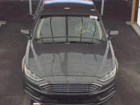 Used 2017 Ford Fusion SE w/ Fusion SE Technology Package FWD image 2
