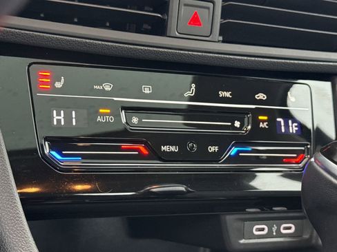 Certified 2025 Volkswagen Jetta SE w/ Sunroof Package image 33