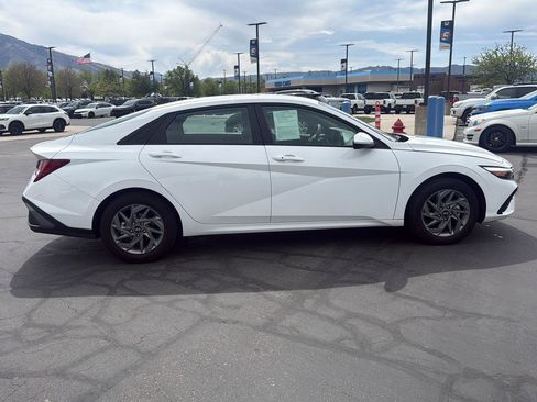 Used 2025 Hyundai Elantra Blue image 6