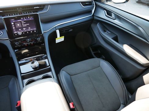 New 2025 Jeep Grand Cherokee Laredo image 20